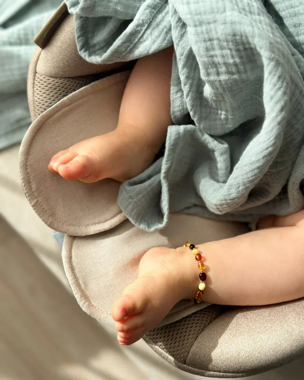 Dziecko w foteliku samochodowym na beżowej wkładce lnianej Piapimo