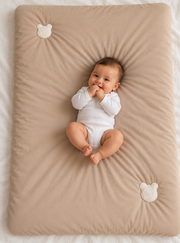 Kołderka do łóżeczka 70x100 Premium Soft w kolorze latte z misiem z bouclé, z bawełny jersey – Piapimo