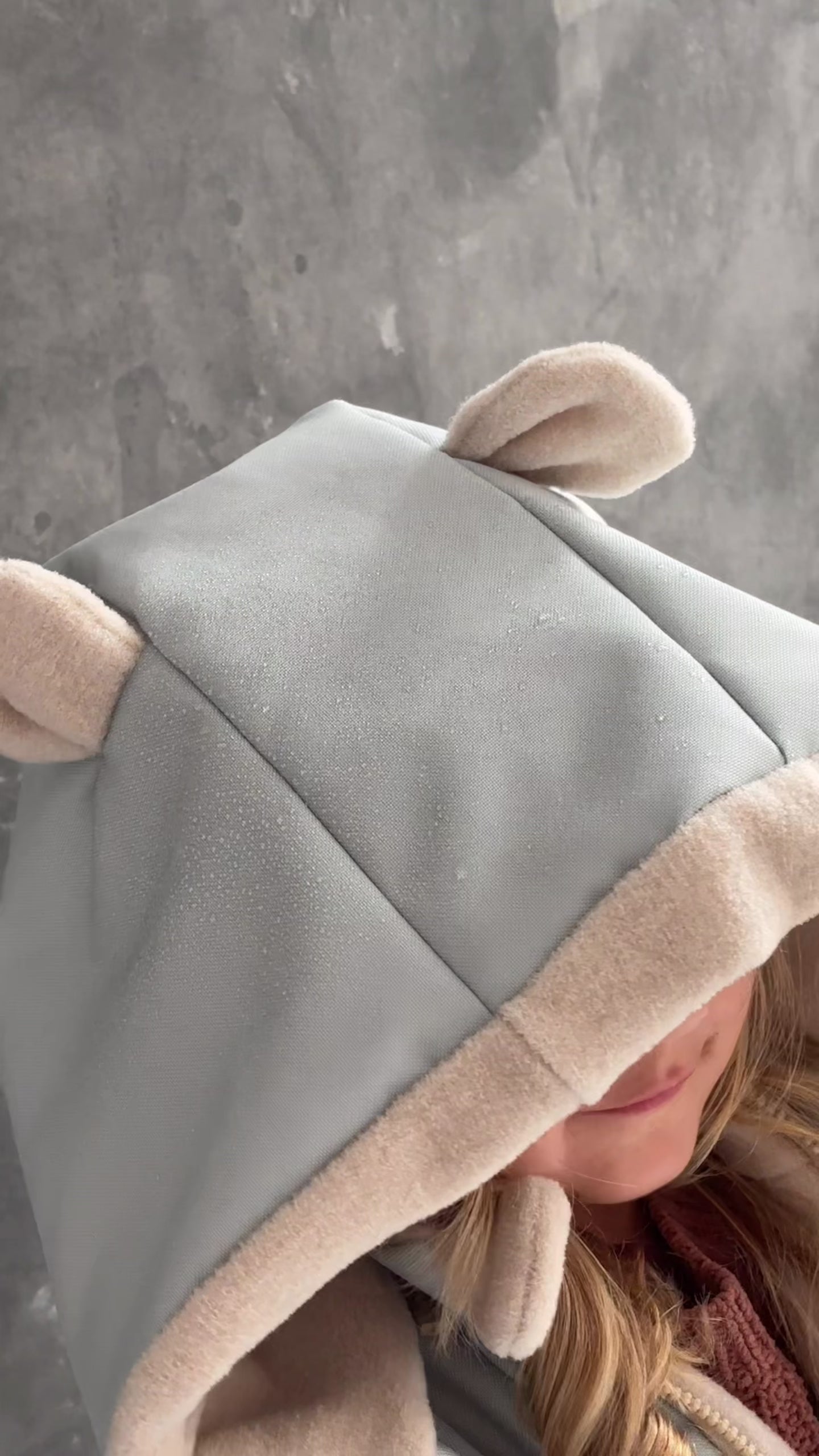 Załaduj wideo: Ponczo/kurtka samochodowa MERINO SZAŁWIOWE, 3-6 lat